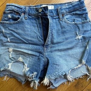 Abercrombie Curve Love 4” Mom Short size 28/6